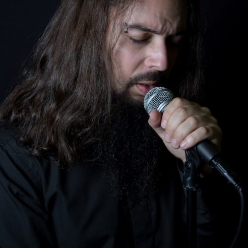 portrait-daniel-de-silva-2-mit-mikro portrait-daniel-de-silva-2-mit-mikro